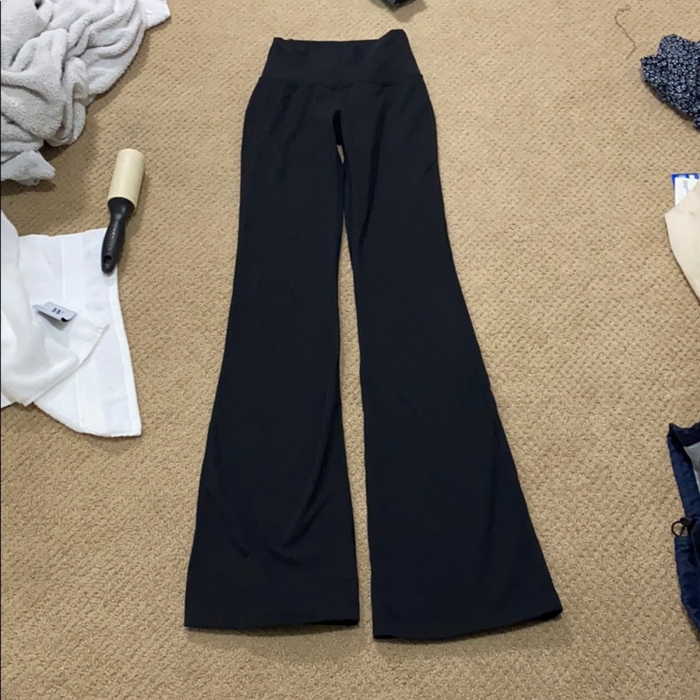 Black Lululemon yoga pants
